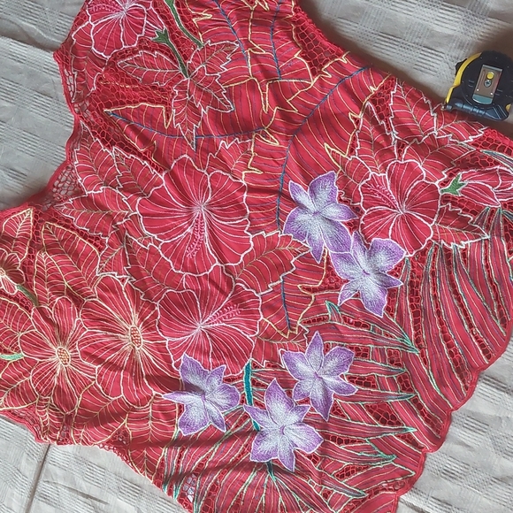 VIINTAGE handmade tropical red flower top with weave accents. L - Picture 9 of 9